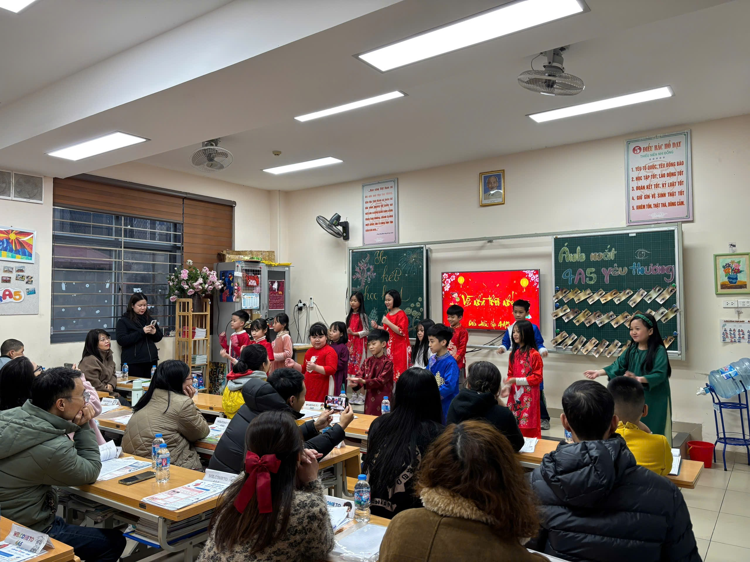 A group of people in a classroom
AI-generated content may be incorrect.