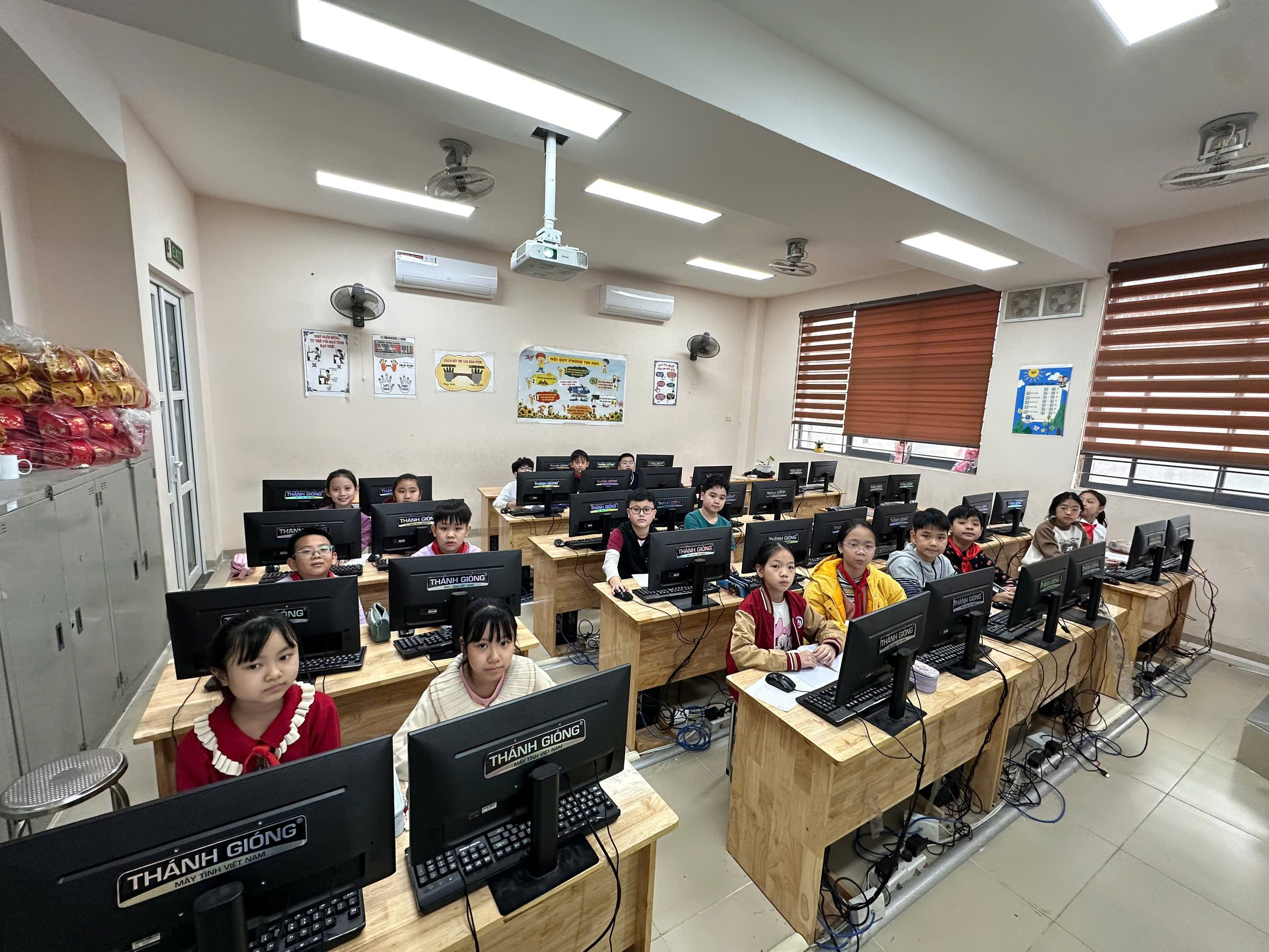 A group of children in a classroom

AI-generated content may be incorrect.