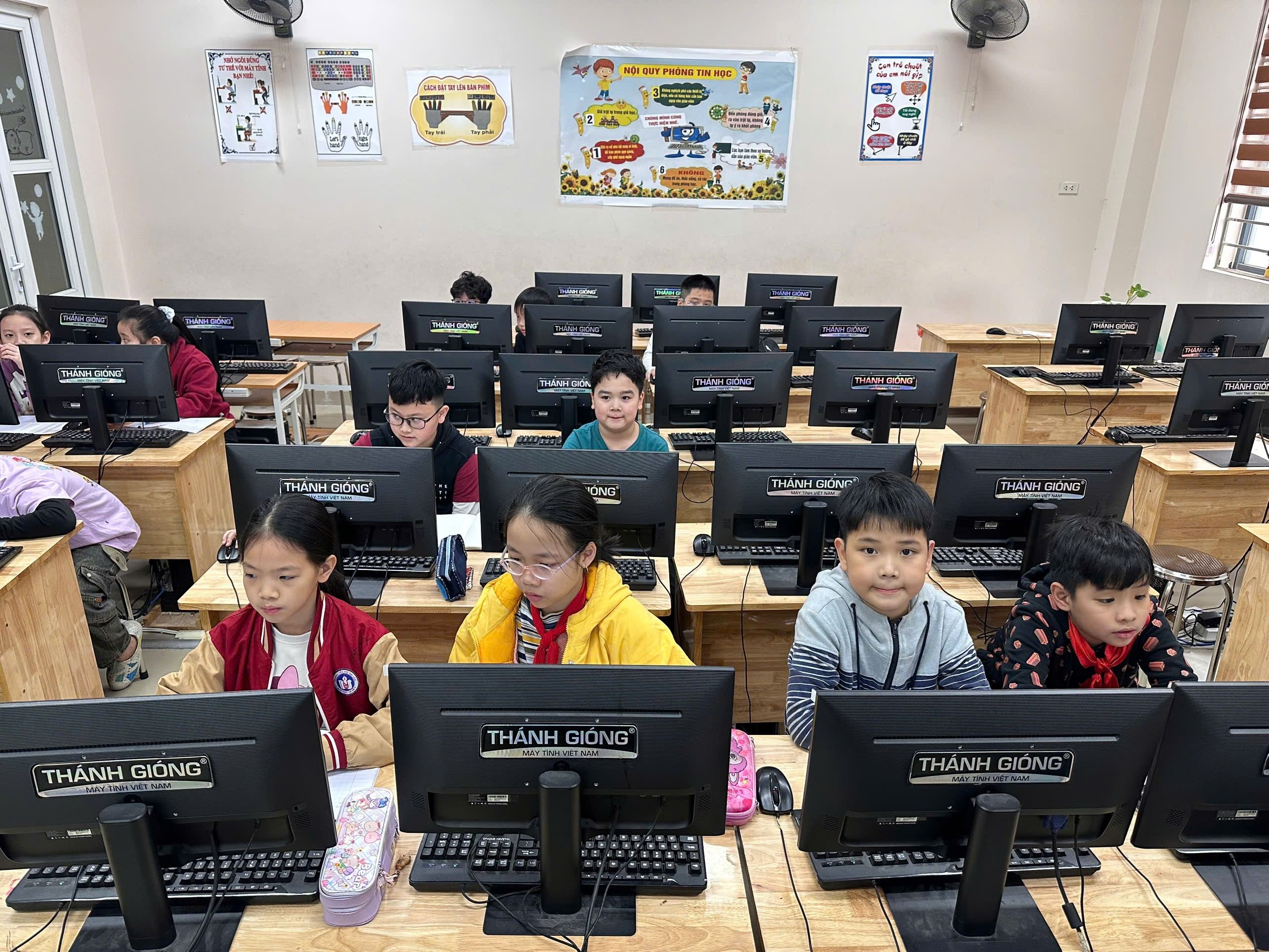 A group of children in a classroom

AI-generated content may be incorrect.