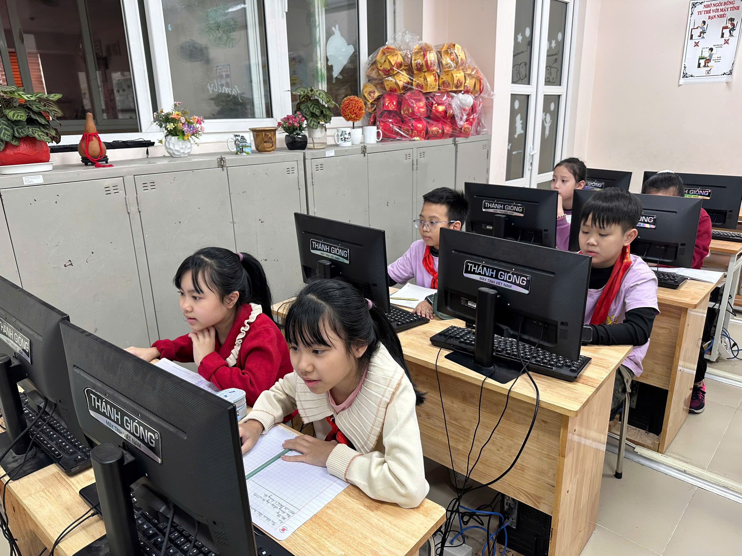 A group of children sitting at computers

AI-generated content may be incorrect.
