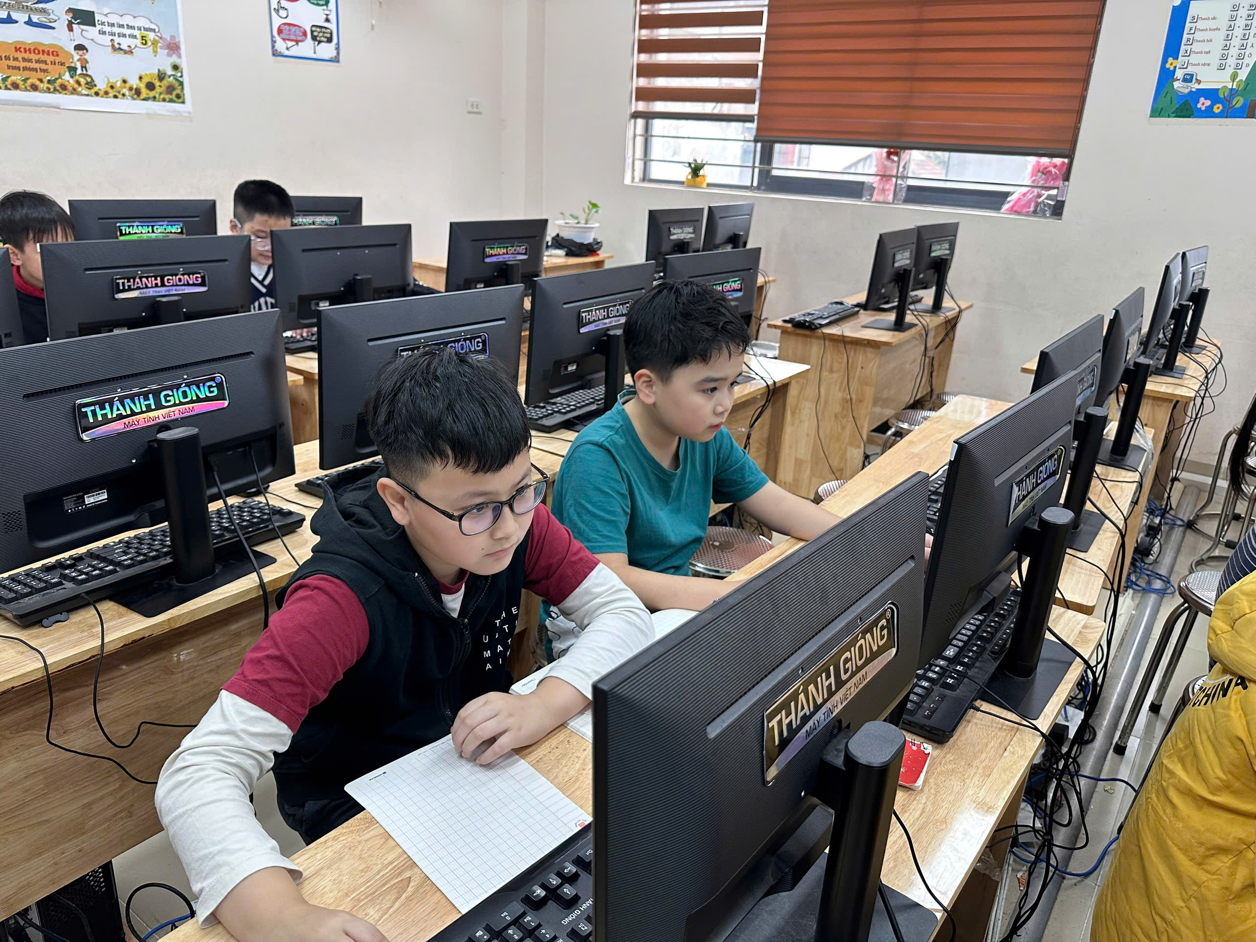 A group of kids sitting at computers

AI-generated content may be incorrect.