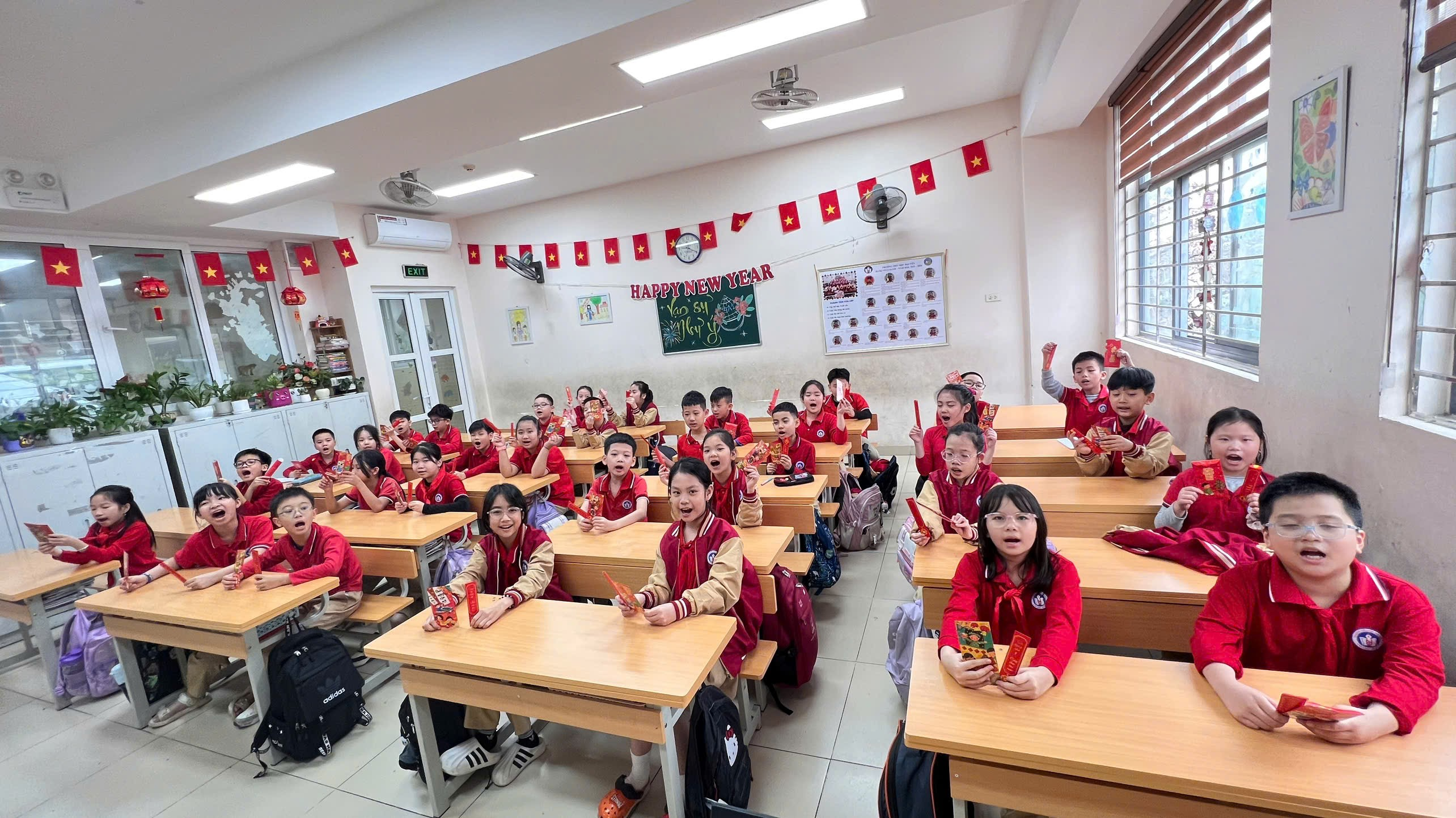 A group of children in a classroom

AI-generated content may be incorrect.