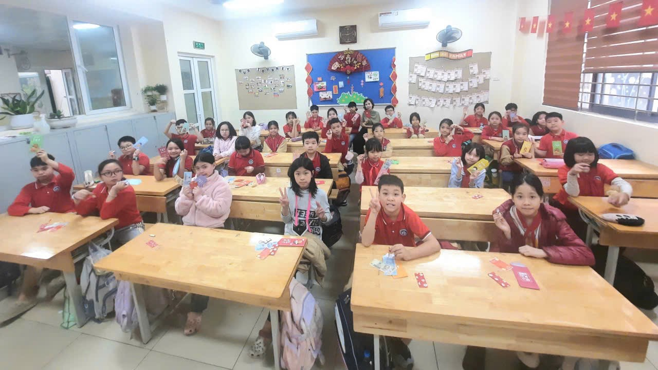 A group of children in a classroom

AI-generated content may be incorrect.