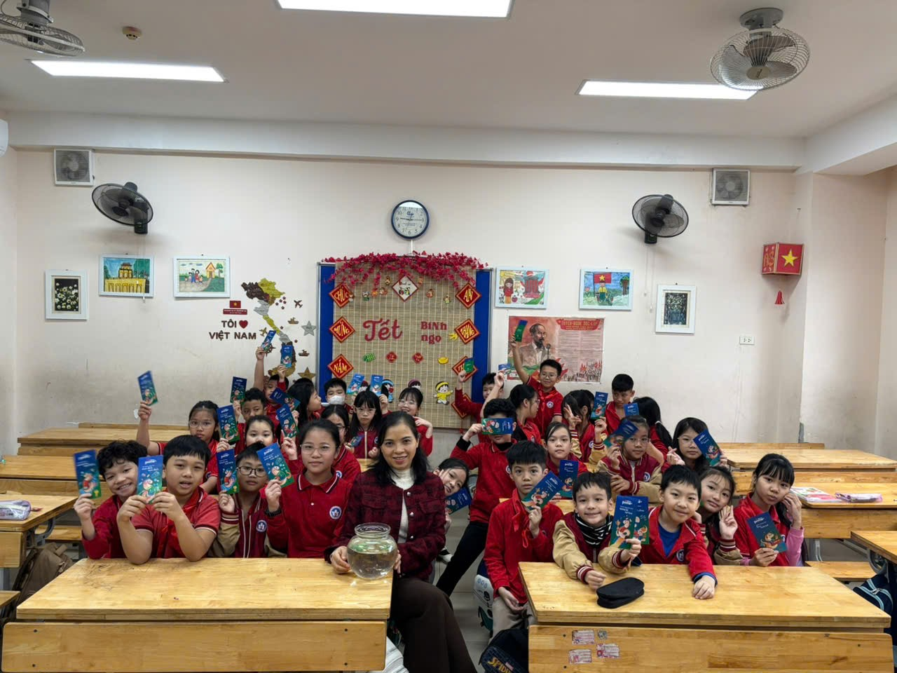 A group of children in a classroom

AI-generated content may be incorrect.